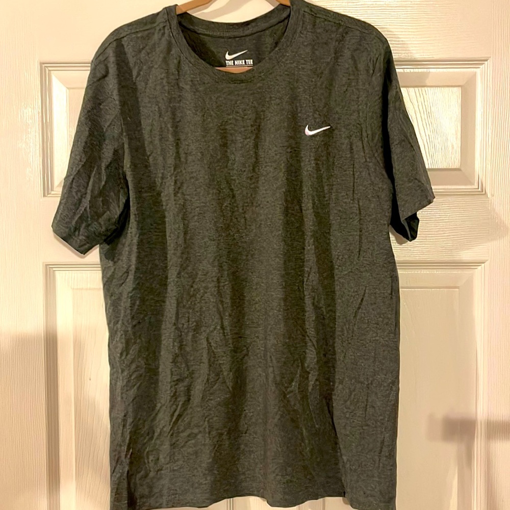 Mens Nike short sleeved Athletic Cut Tshirt Grey. Size L